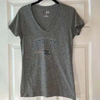 Photo of New England Patriots NFL Team Apparel Large Gray V-Neck Graphic T-Shirt