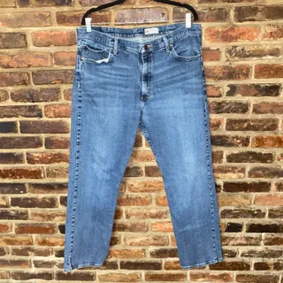 Photo of Wrangler Medium Wash Blue Denim Relaxed Fit Jeans Men's Size 38x32