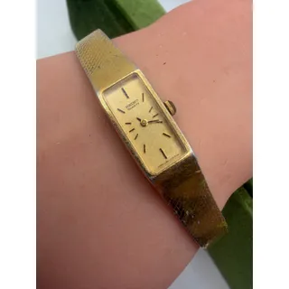 Photo of Vintage Womens Watch Gold Tone Seiko Quartz Smooth Reflective Mesh Finish