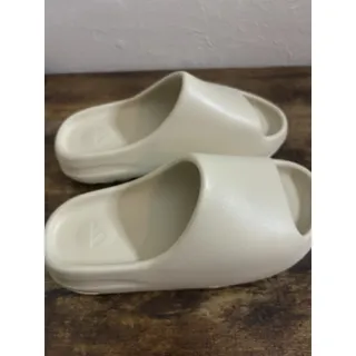 Photo of Men’s Size 7 Adidas Yeezy Bone Slide