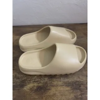 Photo of Men’s Size 8 Adidas Yeezy Desert Sand Slide