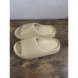 Photo of Men’s Size 9 Adidas Yeezy Desert Sand Slide