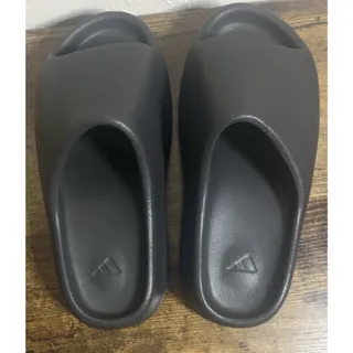 Photo of Men’s Size 7 Adidas Yeezy Onyx Slide