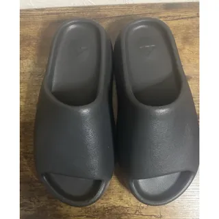 Photo of Men’s Size 7 Adidas Yeezy Onyx Slide