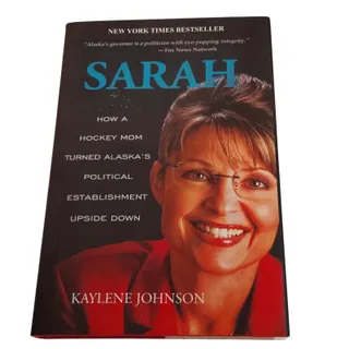 Photo of Sarah Hockey Mom Alaska 2007 Hardcover LN Palin Biography Bonus Newspaper Clips