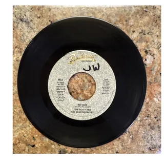 Photo of Tom Petty and the Heartbreakers Refugee/It's Rainin' Again 7" 45 RPM Backstreet
