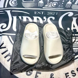 Photo of π¨ New in Storage Bag Yeezy Slides Men's YS-01 Authentic 2026 YZY Cream Size 7