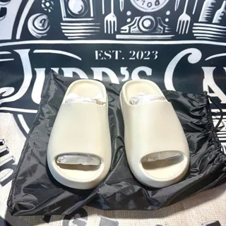 Photo of π¨ New in Storage Bag Yeezy Slides Men's YS-01 Authentic 2026 YZY Cream Size 7