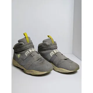 Photo of AND1 Boys Size 6 Grey Yellow Mid Top Basketball Shoes Sneaker BMAN29ES310