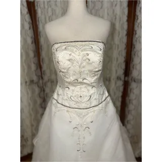 Photo of Pretty Vintage Y2K Oleg Cassini Wedding Gown