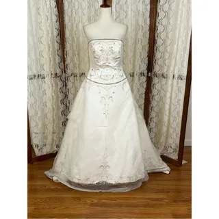 Photo of Pretty Vintage Y2K Oleg Cassini Wedding Gown
