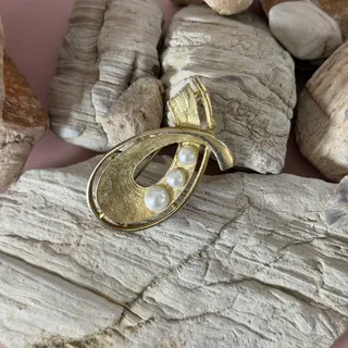 Photo of Pretty Vintage 1980s Gold-Tone Textured Ribbon Brooch Pin w/ Faux Pearl Accents