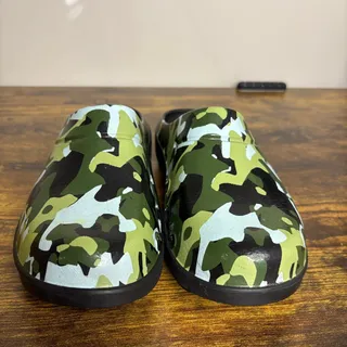 Photo of OOFOS Womens 7 OOCloog Recovery Shoes Clogs Limited Edition Jungle Camo Green