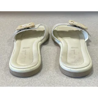Photo of Mila Paoli Women's Size 9 Cream Single Leather One Band Sandal with Buckle
