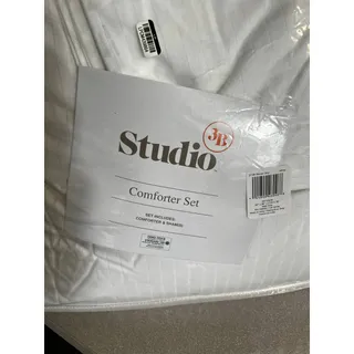 Photo of STUDIO 3B WOVEN 3 PC QUEEN COMFORTER SET IN WHITE NEW1