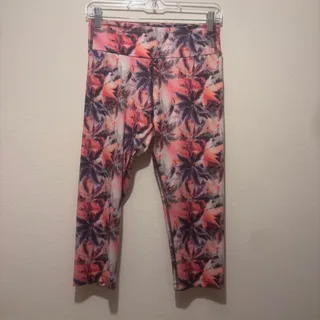 Photo of These vibrant floral capri leggings